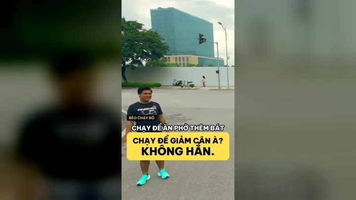 Mình đứng ở ngã tư Hà Nội, chữ trên ảnh: chạy để ăn phở thêm bát, chạy để giảm cân à, không hẳn