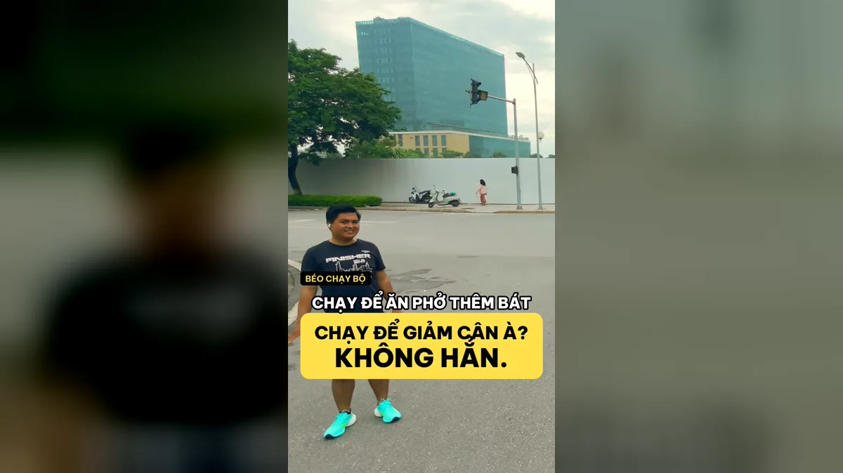 Mình đứng ở ngã tư Hà Nội, chữ trên ảnh: chạy để ăn phở thêm bát, chạy để giảm cân à, không hẳn