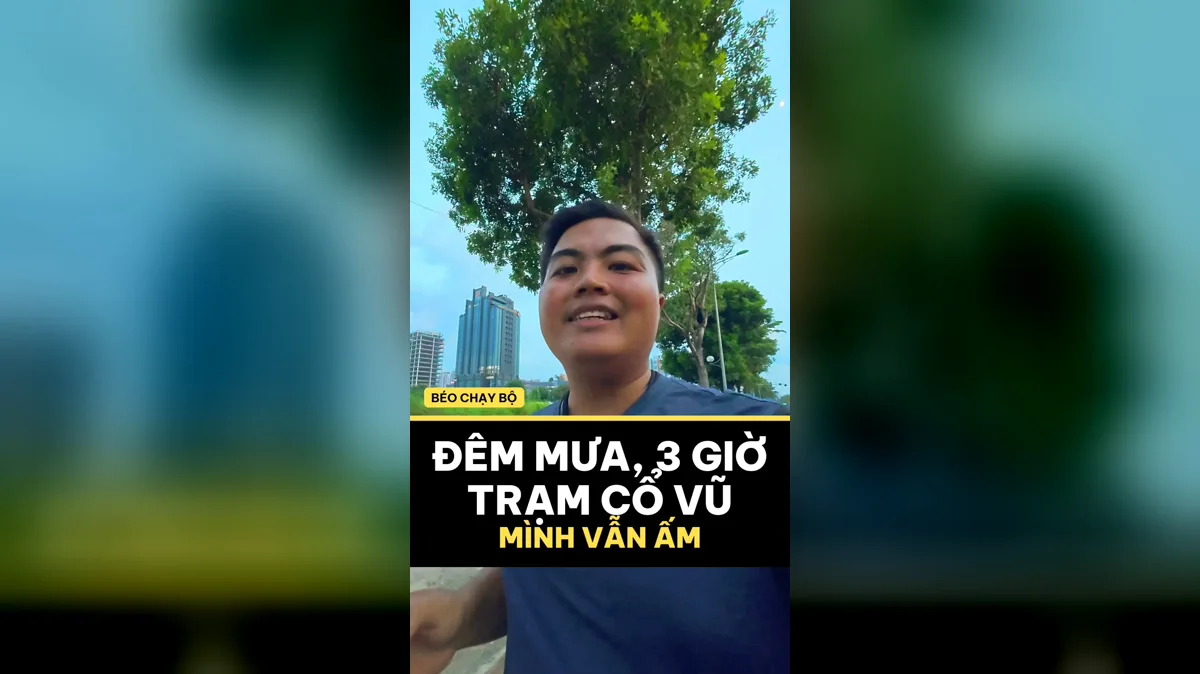 Ảnh bìa video về đêm cổ vũ giải 42 km, chữ: Đêm mưa, 3 giờ, trạm cổ vũ